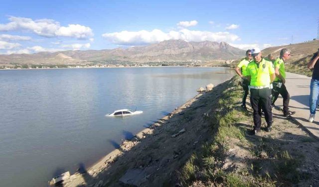 Van’da virajı alamayan otomobil Sıhke Göleyi’ne uçtu: 2 kişi yaralandı