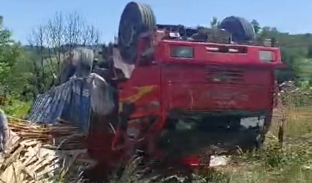 Yalova’da freni boşalan kamyon ters devrildi: 1 yaralı