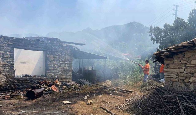 Yangında hem taştan yaptığı evini hem de biriktirdiği 80 bin lirayı kaybetti