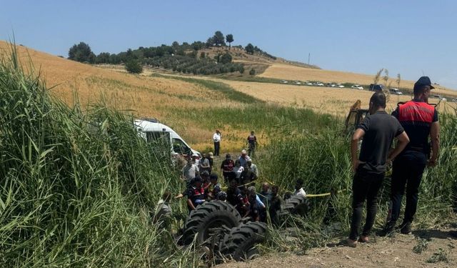 Yangını söndürmek isterken traktörün altında kaldı