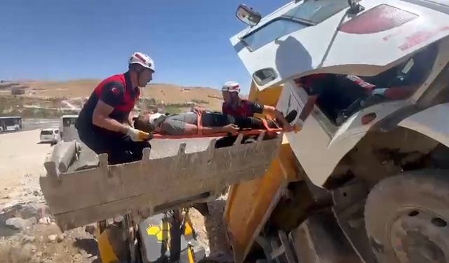 Yaralı sürücü kepçe ile kurtarıldı