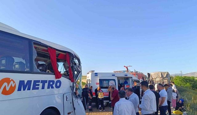 Yolcu otobüsü ve tırın da karıştığı zincirleme kazada 24 kişi yaralandı