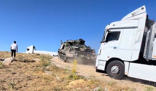 Yolda kalan tırların imdadına zırhlı tank yetişti