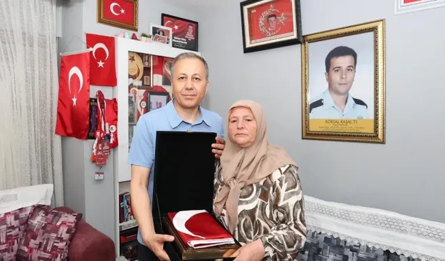 Bakan Yerlikaya'dan şehit ailesine ziyaret