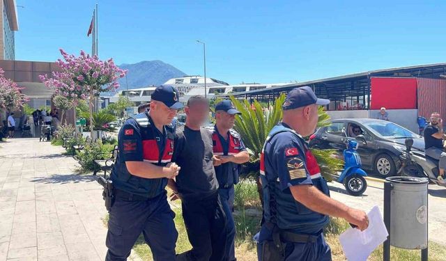 Birlikte yaşadığı eski eşini bıçakla yaraladı