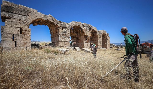 Denizli Büyükşehir Belediyesi’nden Laodikya’da yangın önlemi