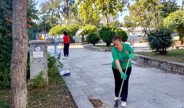 Efeler'in parklarına anne eli değiyor