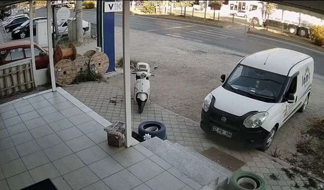 Freni patlayan kamyonun trafik ışığında bekleyen 4 otomobile çarptığı kaza kamerada