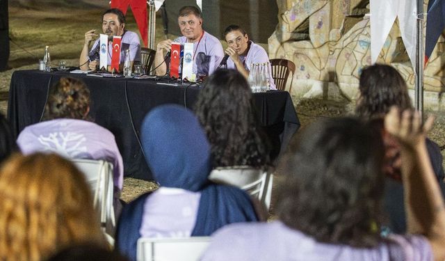 Gençler sordu, Başkan Tugay yanıtladı: "Belediyeler kuru siyaset yapılan yerler değil"