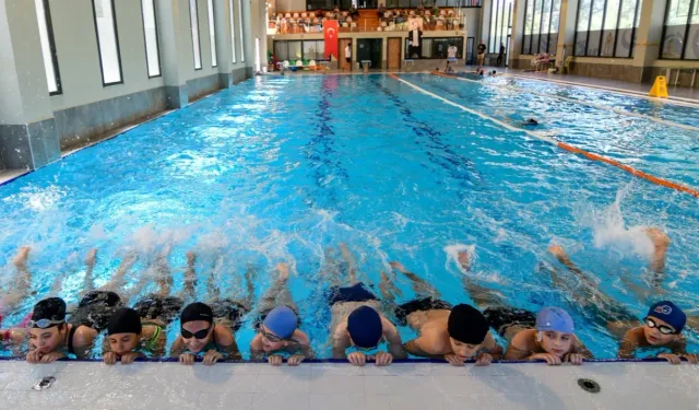 İzmir Bornova’da yazın ritmi yüzme havuzlarında atıyor
