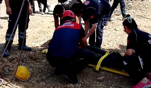 İzmir İtfaiyesi, 15 metrelik kuyuya düşen vatandaşı kurtardı