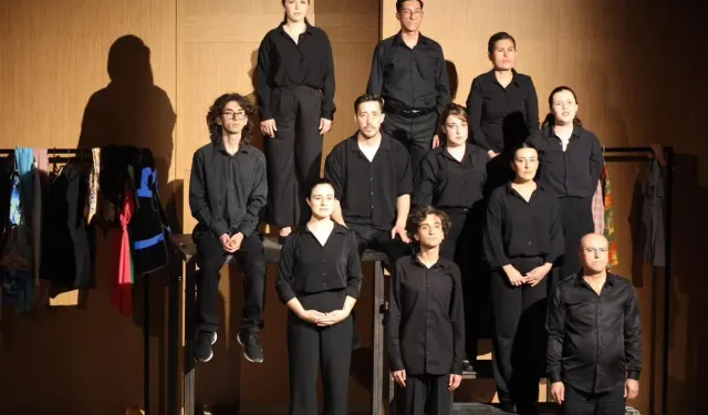 İzmir'de Kent Tiyatrosu kursiyerlerinden alkışlık performans