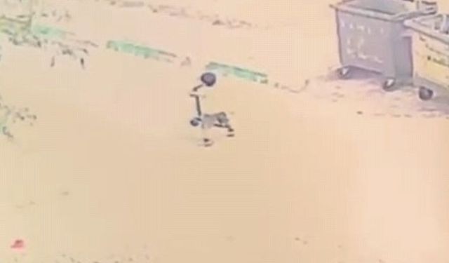 Scootera binen çocuğun üzerinden otomobil geçti