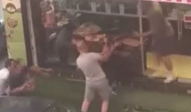 Sopayla tartıştığı adama saldırınca meydan dayağı yedi