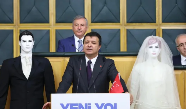 SP'li Arıkan'dan dikkat çeken sunum! Kürsüye cansız mankenlerle çıktı