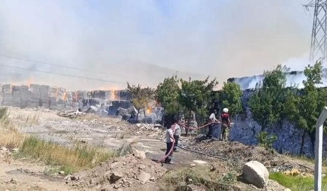 Torbalı’da kağıt fabrikasındaki yangına müdahale sürüyor