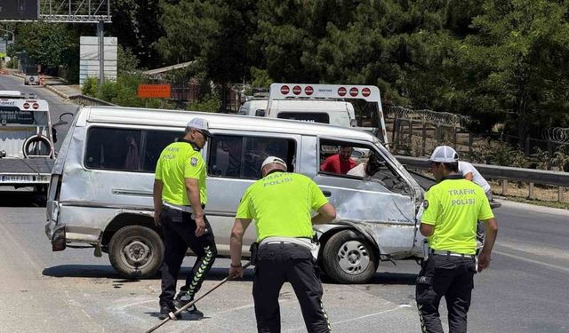Yan yatan minibüste 6 kişi yaralandı, polis cam kırıklarını süpürgeyle temizledi