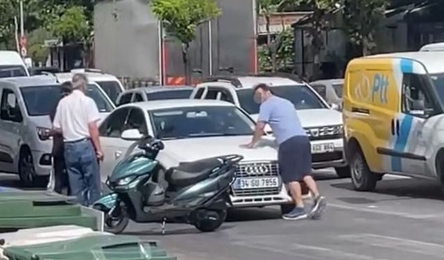 Yol verme tartışmasında aracın önünü kesti, sileceği kırıp cama yumruk attı