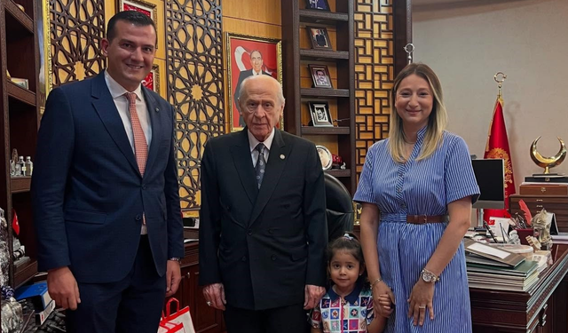 Bahçeli hayranı Minik Hilal, Devlet Dedesi’nin elini öptü