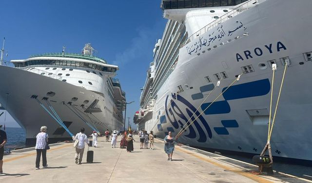 Bodrum’a iki büyük yolcu gemisi yanaştı