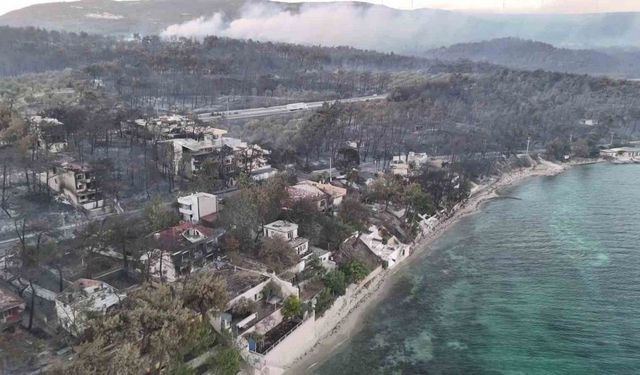 Çanakkale’de yanan villalar sabahın ilk ışıklarıyla görüntülendi