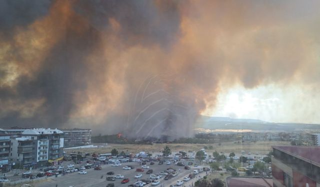 Çanakkale'de yangın sebebiyle boğaz trafiğe kapatıldı