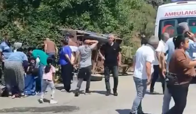 Düzce’de römork devrildi: Çok sayıda yaralı var