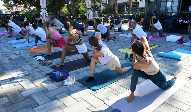 Kuşadası Belediyesi'nden ücretsiz yoga dersleri