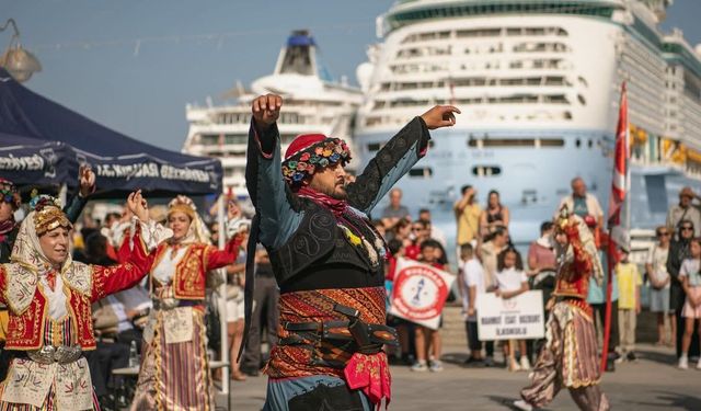 Kuşadası'nda 30 Ağustos coşku ile kutlandı