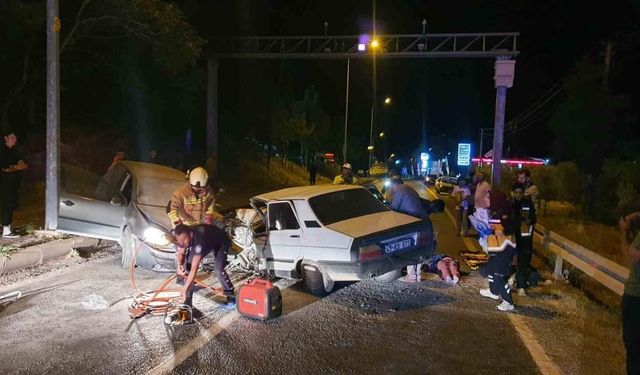 Manisa’da iki otomobil kafa kafaya çarpıştı: 7 yaralı