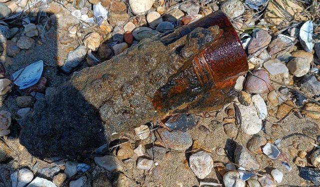 Sahilde patlamamış top mermisi bulundu