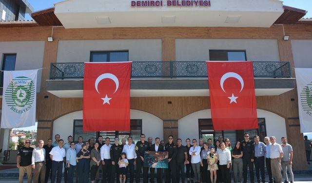 SOLOTÜRK ekibi Demirci Belediyesini ziyaret etti