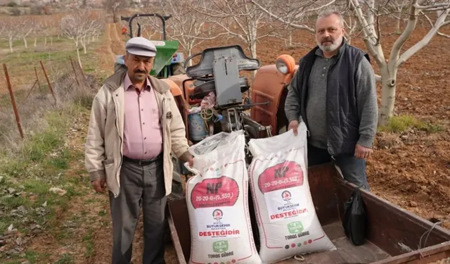 Denizli Büyükşehir’den üreticiye gübre desteği
