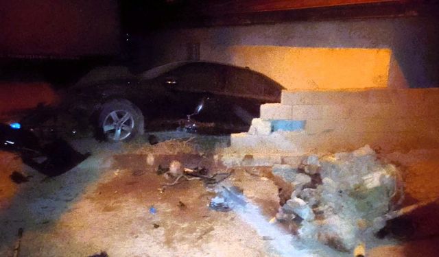 Duvarı yıkan lüks otomobil bahçeye daldı