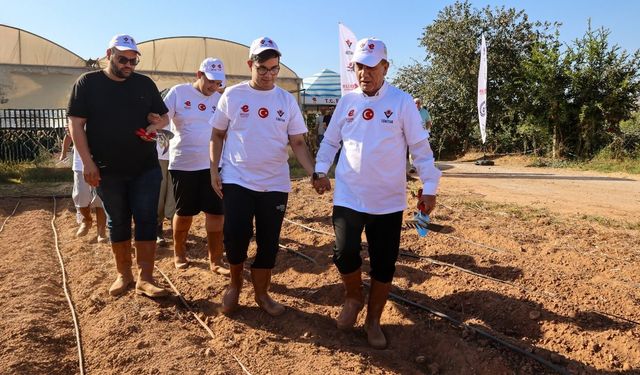 Efeler’de özel bireyler toprağa dokundu