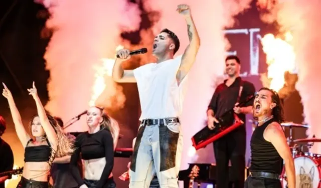 Emir Can İğrek’ten masalsı gece