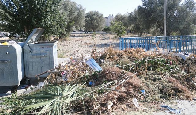 Foça’da çöp ve su krizi vatandaşı çileden çıkardı