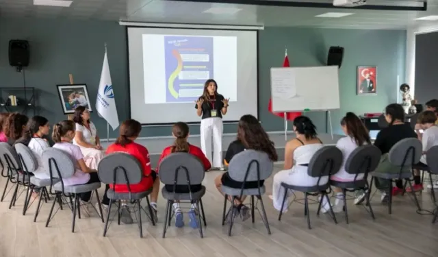 Güzelbahçe Belediyesi’nden kız futbol takımına özel eğitim