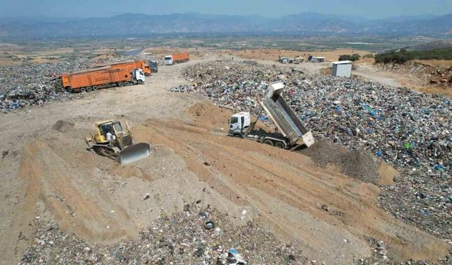 İzmir’de çöp krizi zirvede: Jandarmadan suçüstü operasyonu