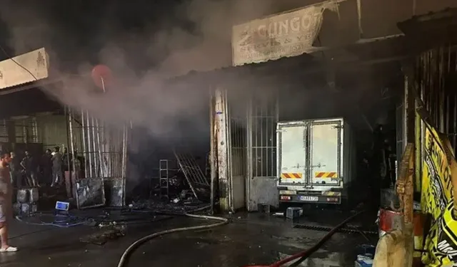 İzmir'de sanayi sitesinde büyük yangın: 3 iş yeri tamamen yandı