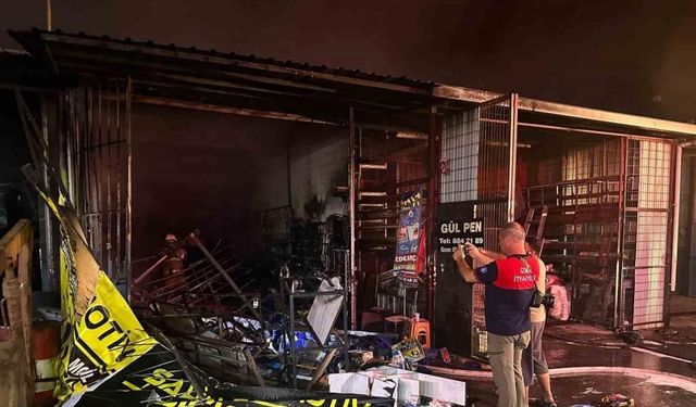 İzmir’de sanayi sitesinde yangın: 3 iş yeri kül oldu