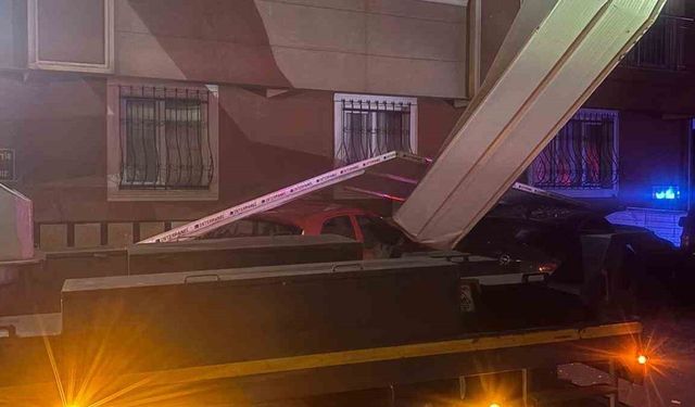 Bursa'da çatı katından uçan paneller paniğe neden oldu!