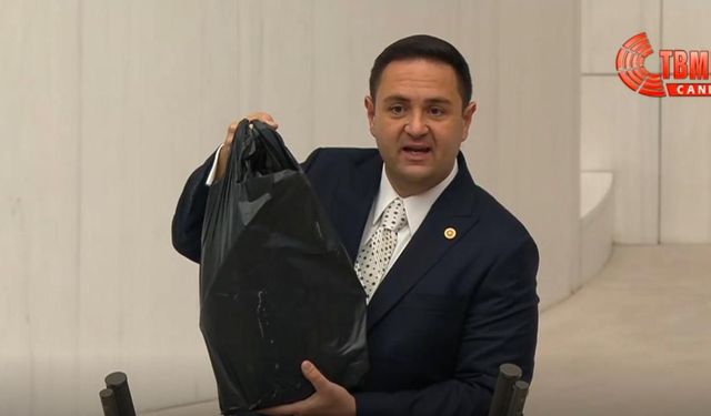 CHP'li Akdoğan, iddianameyi siyah poşete Meclis'te gösterdi: