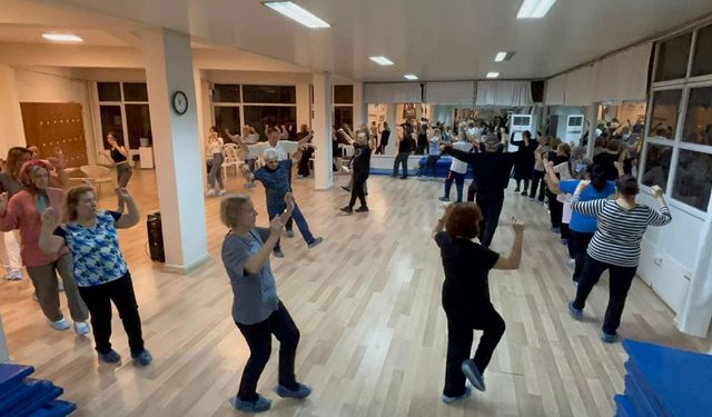 Efeler'de halk oyunları kursu yoğun katılımla başladı