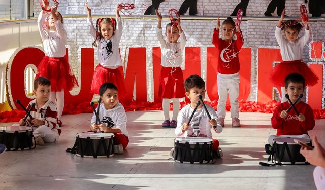 Efeler'in minik öğrencileri Cumhuriyet'i kutladı