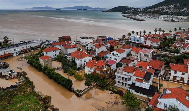 Foça'da selden etkilenenlere nakdi yardım