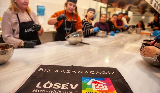 Gönüllü ellerden lösemili çocuklara tatlı hediye