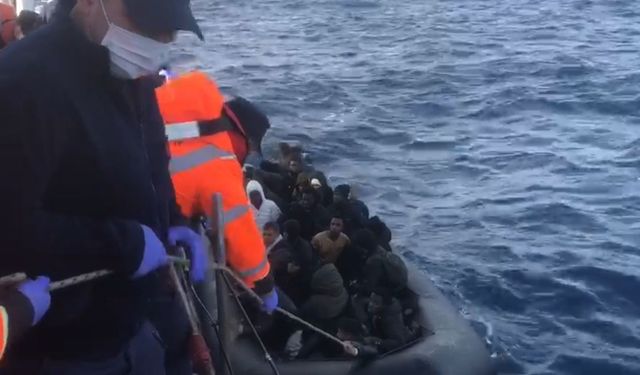 İzmir açıklarında 86 göçmen yakalandı