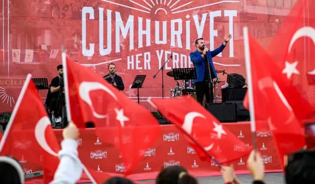 İzmir'i Cumhuriyet coşkusu sardı