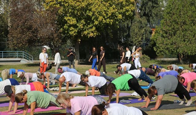 Karşıyaka'da yaza 'yoga' ile veda